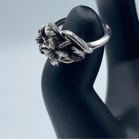 Vintage Avon Antique Silver Tone Flower Ring Textured Floral 3-D Adjustable 4-5 - Picture 2 of 7
